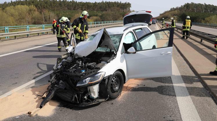 Schwerer Unfall auf Autobahn 20 zwischen Kröpelin und Neukloster: VW rast in zum Überholen ausscherenden Lkw - Ein Verletzter und Vollsperrung