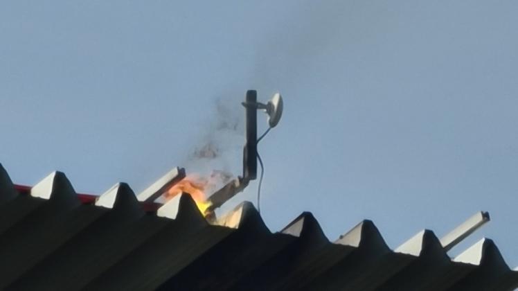 Das Feuer loderte auf dem Dach der Halle. 