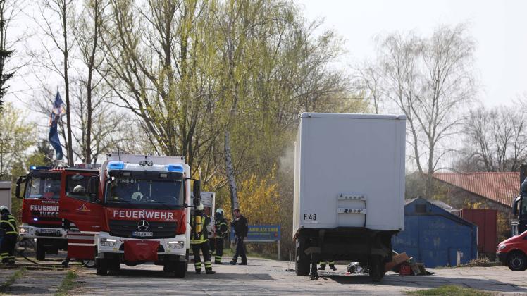 Unrat auf Lkw-Auflieger ausgebrochen: Feuerwehr rollt mit komplettem Löschzug in Rostock-Brinckmansdorf an