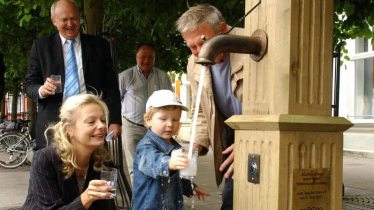 Offizielle Einweihung im Juni 2007: Der kleine Hannes probierte den Trinkwasserbrunnen auf dem Markt gleich aus, die damalige WAG-Geschäftsführerin Gesine Strohmeyer und der frühere Vize-OB Dr. Wolfram Friedersdorff (l.) freuten sich.  