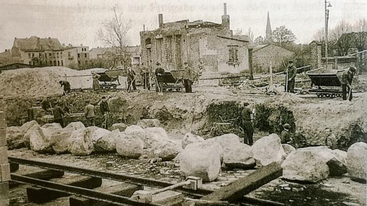 Trümmerberäumung nach der Explosionskatastrophe im April 1945.