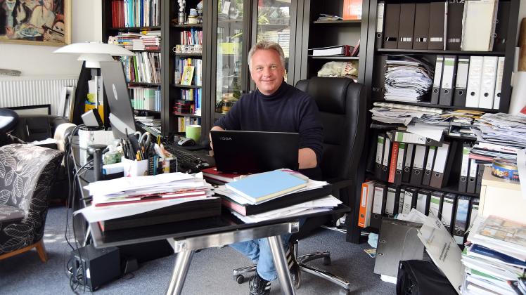 Auf dem Schreibtisch von Guido Froese häuft sich die Arbeit. PC, Laptop und Smartphone laufen gleichzeitig.