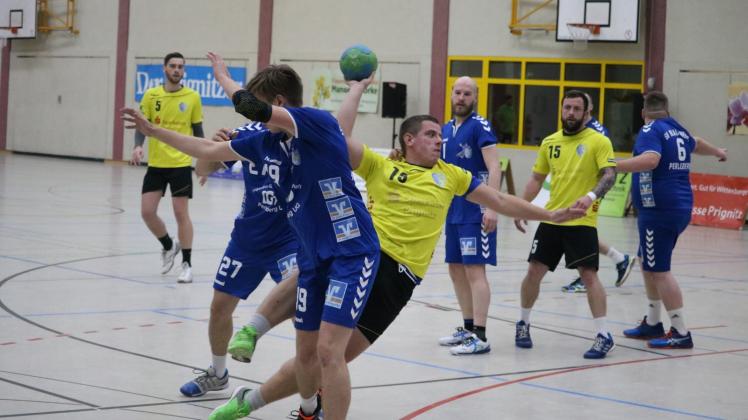 Saisonende im Handball: In der Kreisliga können sich Tobias Stolzki (beim Wurf) und der PHC Wittenberge II nicht mehr bei Blau-Weiß Perleberg II für die Hinspiel-Niederlage revanchieren. Die Partie war für den kommenden Samstag in der Rolandhalle vorgesehen.