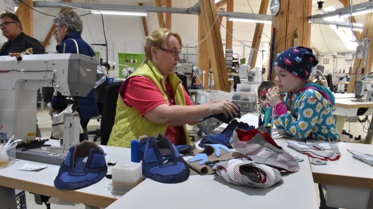 Ganz genau hingeschaut, wie die Schuhe produziert werden, hat Ida aus Hamburg bei einem Tag der offenen Tür in der Manufaktur. Die Drittklässlerin wollte an ihrer Schule einen Vortrag über die Produktion halten. 