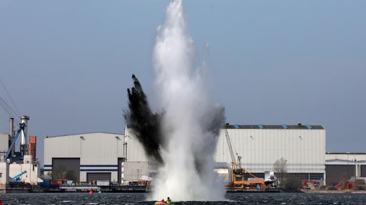 Amerikanische Fliegerbombe im Seehafen gesprengt