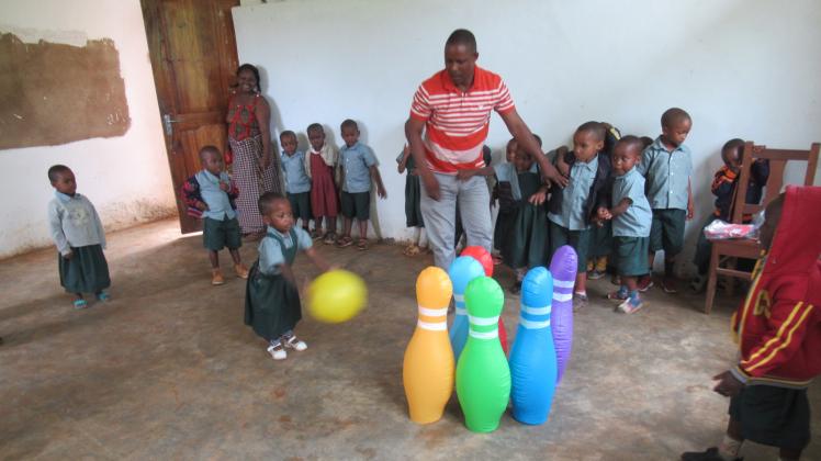 Sportunterricht im Kindergarten mit Pastor Luca Mbazi, der im Mai nach Güstrow kommen wollte und dies wegen des Virus nicht kann. 