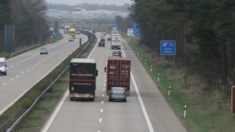 Autobahnverkehr auf der A24 nahe der Abfahrt Gallin an der Grenze zu Schleswig-Holstein. Hier fahren nach wie vor täglich Tausende Pendler in beiden Richtungen durch.  