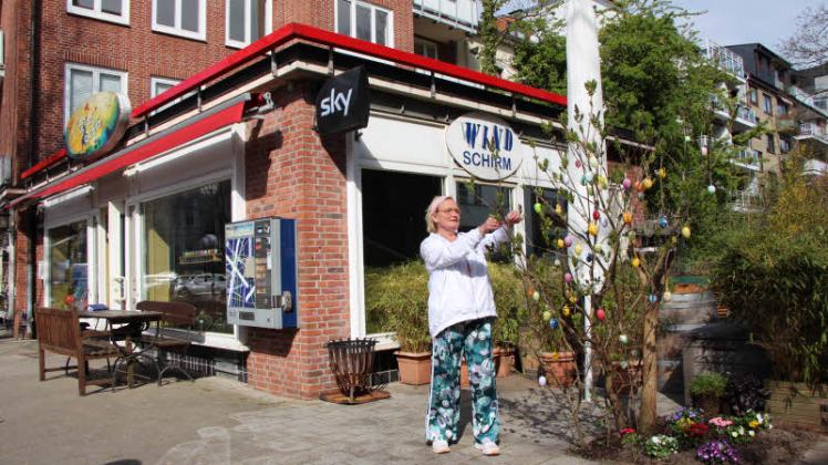 Ein Symbol der Hoffnung: Windschirm-Pächterin Petra Grünberg zeigt sich mit ihrem geschmückten Osterbaum optimistisch.