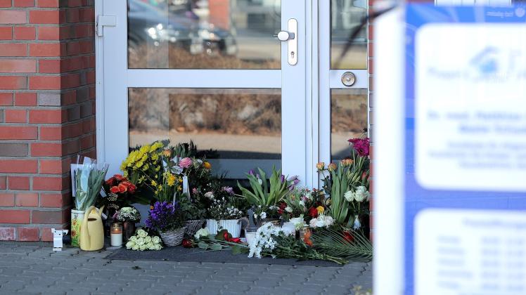 Zeichen der Anteilnahme: Blumen und Trauerlichter vor dem Eingang der Arztpraxis in Wees.