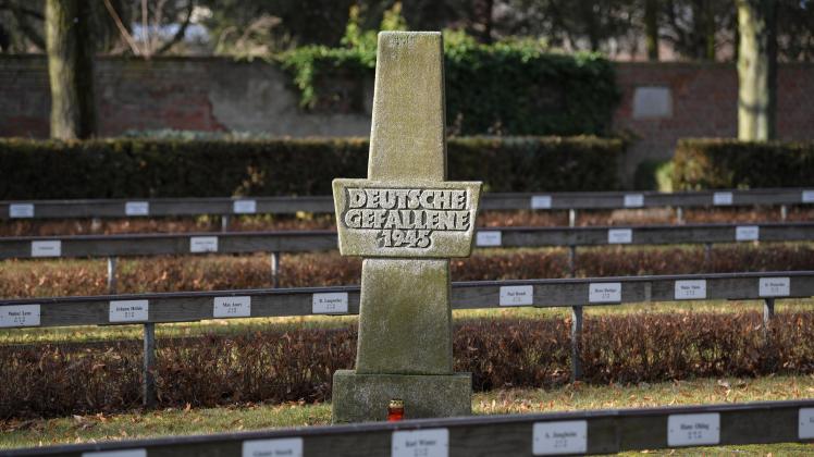 Ein Gedenkstein mit der Inschrift „Deutsche Gefallene 1945“ auf dem städtischen Friedhof. Kurz vor Ende des Zweiten Weltkrieges starben bei der Schlacht um die Seelower Höhen Zehntausende Soldaten und Zivilisten in der größten Schlacht des Zweiten Weltkrieges auf deutschem Boden. 