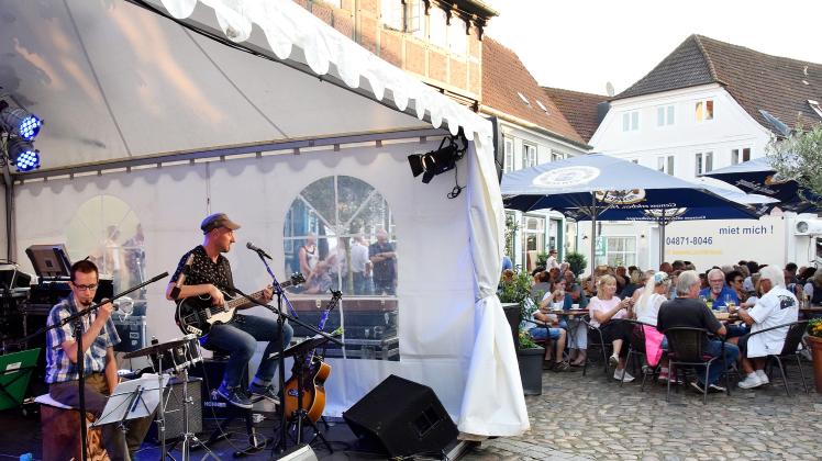 Musik und mehr, hier auf dem Altstädter Markt: Den "Rendsburger Herbst" besuchen jedes Jahr zehntausende Menschen aus der Region.