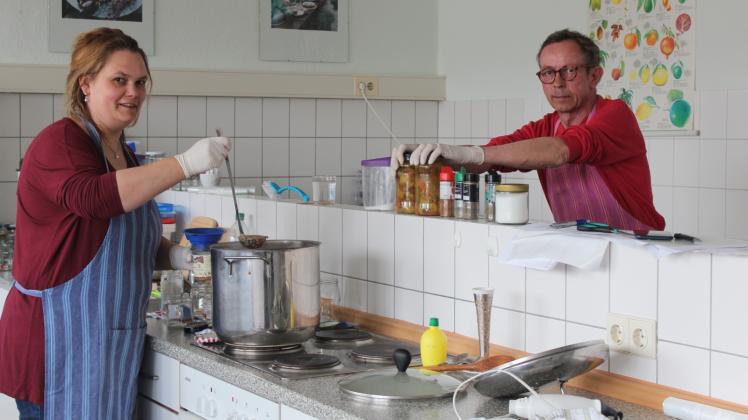 Marmelade, Suppe und eingewecktes Gemüse: Jana Nützman und Andreas Rüß verarbeiten in der Küche der Crivitzer Regionalschule Lebensmittel aus den Supermärkten, die sonst für die Tafel gespendet worden wären.