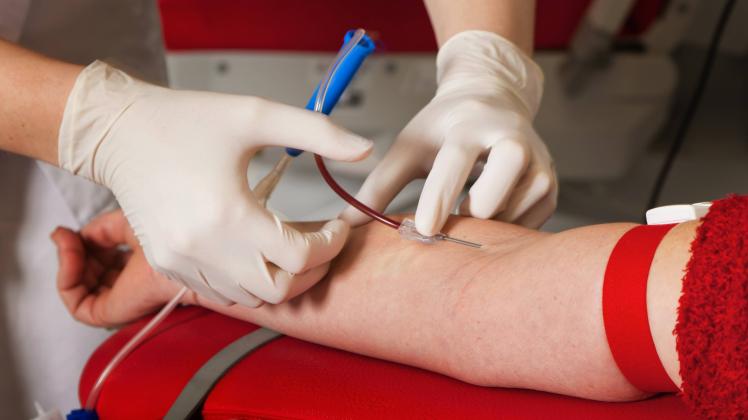 Krankenschwester und Patienten bei Blutabnahme Blutspenden in Blutlabor McPBBO McPBBO