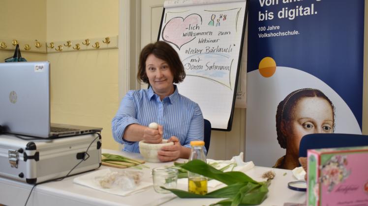 Erstes Webinar im Bereich der Volkshochschule Landkreis Rostock: Dozentin Doreen Salzmann informierte die Teilnehmer von Güstrow aus online und live über den Bärlauch. 