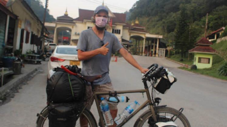 In Vietnam wurde Christopher Fritze vom Corona-Ausbruch überrascht. Als dort die Stimmung immer bedrohlicher wurde reiste er nach Laos, hier steht an der Grenze, weiter. 