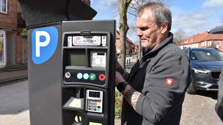 Jetzt auch kontaktloses Zahlen möglich: Bernd Schnoor baut die neuen Parkautomaten in der Schlossstraße auf.