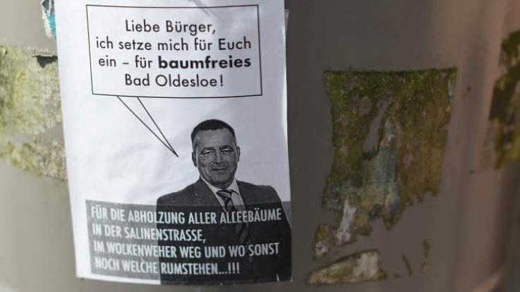 „Kritik“ mit Fake News: Sticker in der Stadt.