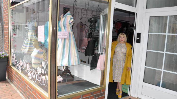 Öffnet ihre Ladentür wieder für ihre Kunden: Jana-Karina Wilczewski-Diehl vom Modegeschäft Lucky Vintage in der Breiten Straße. 