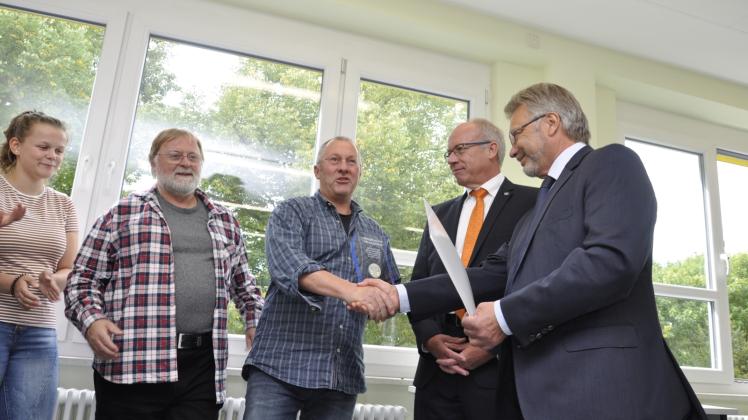 Freude über den Stiftungspreis: Christopher Engelhardt und Torsten Richter nahmen im Jahr 2018 die Glückwünsche von Dieter Heidenreich (VR- Stiftungsvorstand) und Uwe Gutzmann (Kuratoriumsvorsitzender, v.l.n.r.) entgegen. 