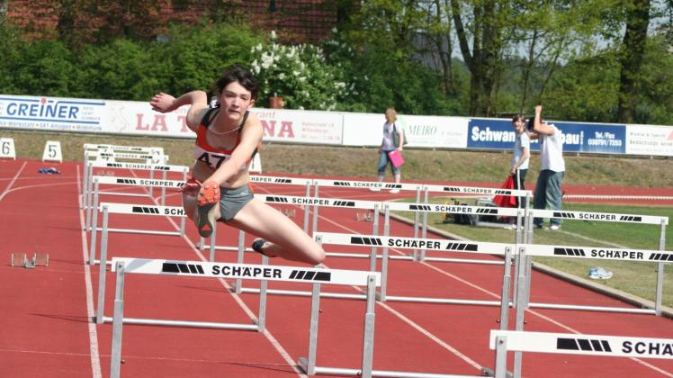 Konzentriert den Blick nach vorn gerichtet: Sarah Zimmermann sprintet über die Hürden. 