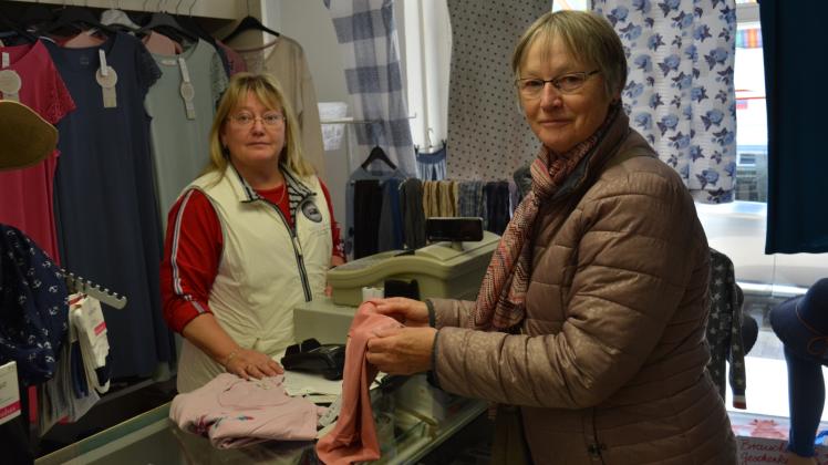 Kerstin Neun (l.) ist froh, dass sie ihr Geschäft wieder öffnen darf: Inge Schürmann (r.) nutzte die Gunst der Stunde für einen Einkauf im Textilhaus Wilde.