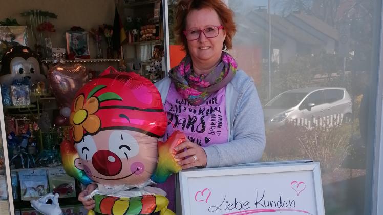 Mit rosafarbenen Herzen und einem grinsenden Luftballon-Clown gegen den wirtschaftlichen Corona-Frust: Gisela Buch-Tomaschewski, Inhaberin des Quickborner Ladens Ballons & Mehr, bittet die Kunden, an der Ladentür zu warten, bis sie abgeholt werden. 