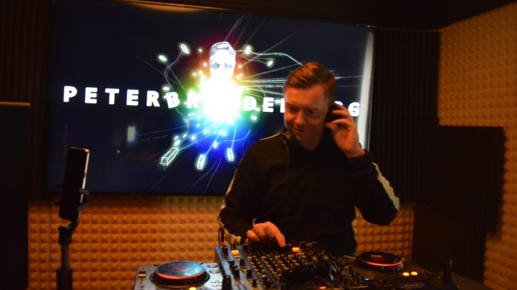 In seinem heimischen Studio in Warin: DJ Peter Brandenburg.