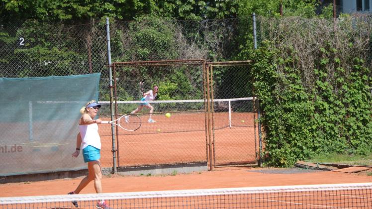 Abstand gewahrt: Die Wittenberger Tennisspielerin Elke Pusch ist in dieser Szene aus der vergangenen Sommersaison allein auf weiter Flur. Auch die Distanz zum Nebenplatz ist groß. 