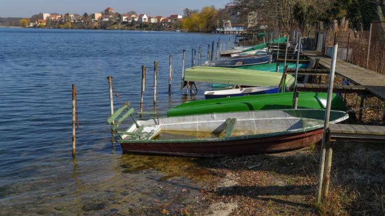 Boote am Straussee (märkisch-Oderland) liegen bereits teilweise auf dem Trockenen. 