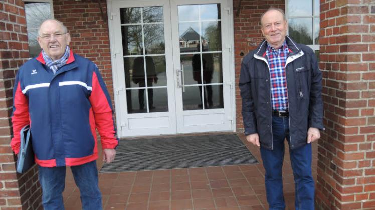 Hatten sich auf das Ehemaligen-Treffen gefreut: Heinrich Bergmann (li.) und Hans Peter Alexander vor dem Eingangsportal ihrer alten Schule in Eggebek.  