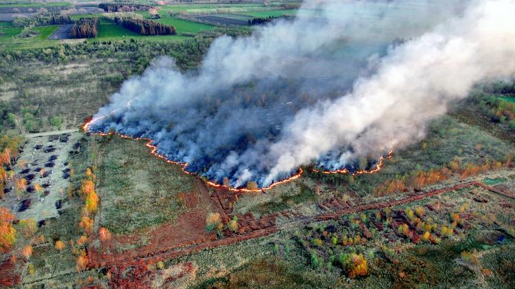 Aus der Luft wird das Ausmaß des Brands im Wilden Moor bei Schwabe deutlich.