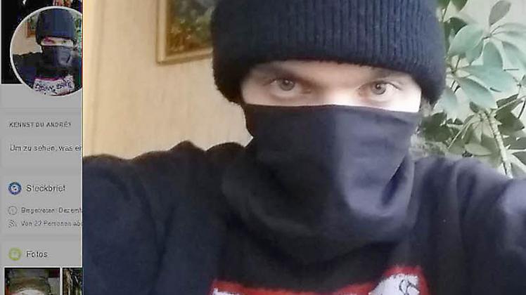 So posierte Andre M. einst auf seiner Facebook-Seite. Er trägt ein T-Shirt der Rechtsrock-Band „Weiße Wölfe Sauerland“ und hat sein Gesicht maskiert. Nun steht er in Berlin vor Gericht. Er soll für eine bundesweite Serie an Drohmails verantwortlich sein.