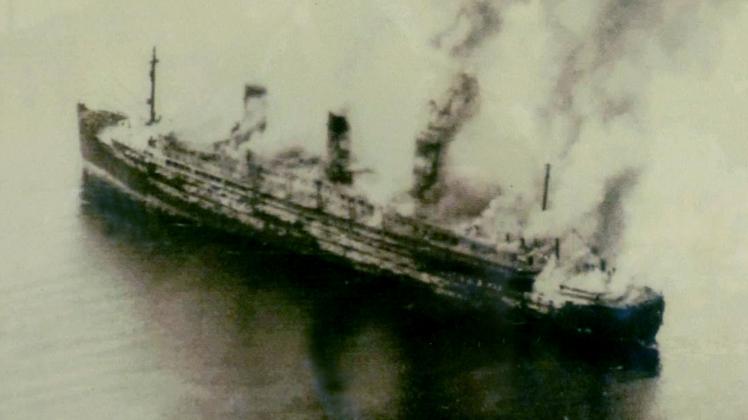 Fünf Tage vor Kriegsende wurde die „Cap Arcona“ in der Lübecker Bucht von britischen Piloten für einen Truppentransporter gehalten. In vier Angriffswellen wurde das requirierte Passagierschiff von den Jagdbombern in Brand geschossen. 7000 Menschen starben.  
