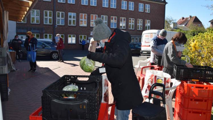 Jeder Kunde, wie hier eine 29-jährige Schleswigerin, bekommt eine zuvor mit Lebensmitteln bepackte Kiste.