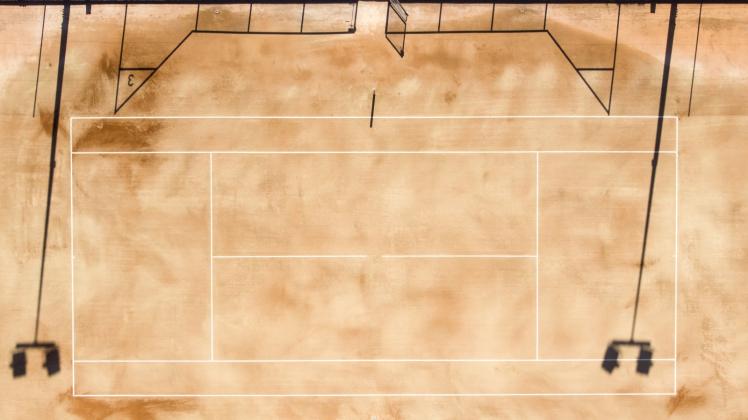 Ein Tennisplatz ist aufgrund der Ausgangsbeschränkungen menschenleer. Mit einer Genehmigung des Gesundheitsamts darf wieder zu zweit trainiert werden. 