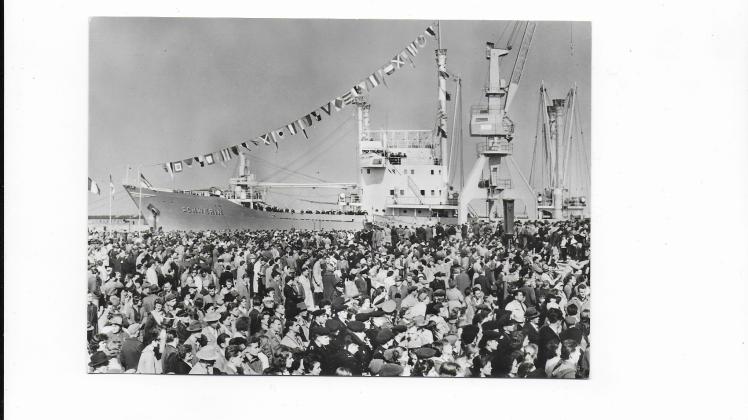 60 Jahre Seehafen Rostock auf Postkarten und Briefmarken Oben: Eröffnung des Hafens 1960, unten: Stückgutbereich mit voller Pier und Umschlagsgeschehen