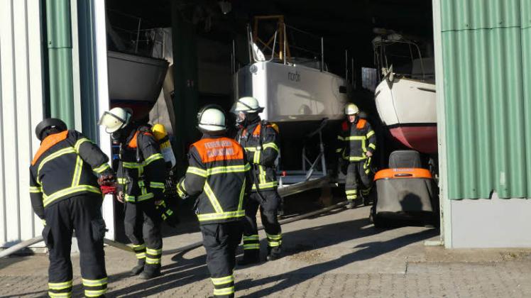 In der Halle am Entenufer mussten die Feuerwehrleute einen Brand in einem Boot löschen.