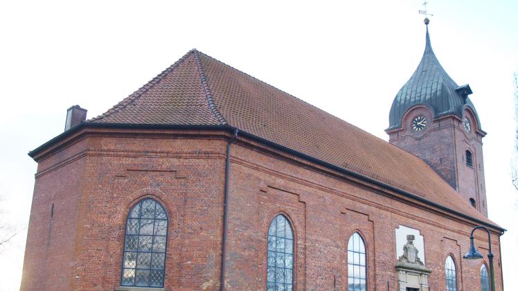 Vor der Kirche in Hohenwestedt sollen am Donnerstag Lieder erklingen.