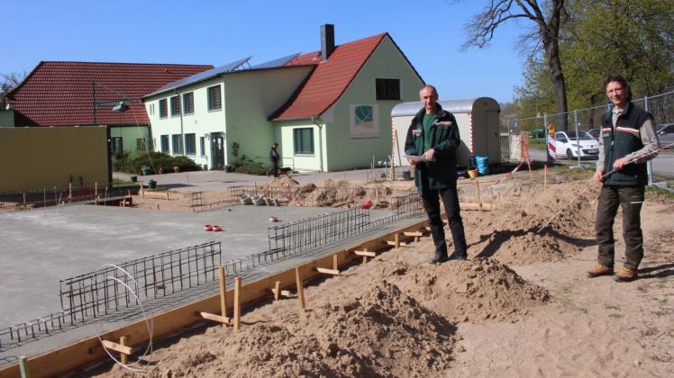 Baustelle auf dem Gelände des Güstrower Forstamtes: Marko Weirauch (l.) mit Büroleiter Dirk Seefluth. 