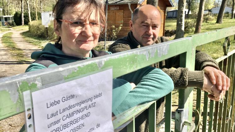 Sorgenvoller Blick in eine ungewisse Zukunft: Sonja und Ferdinand Korte vom Naturcamping-Platz Perlin. 