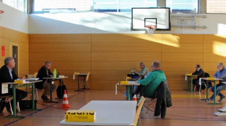 Ungewöhnliche Gemeindevertretersitzung unter dem Basketballkorb: In Gettorf wurde die Versammlung ins Kultur- und Bildungszentrum (KuBiz) verlegt. 