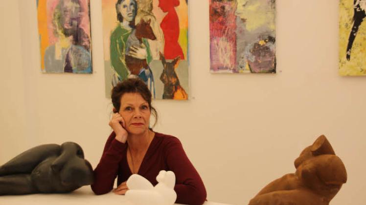 GaleristinBettina Winkler-Marxen mit den Skulpturen von Jutta Reichelt vor den Arbeiten von Regina Schween. 
