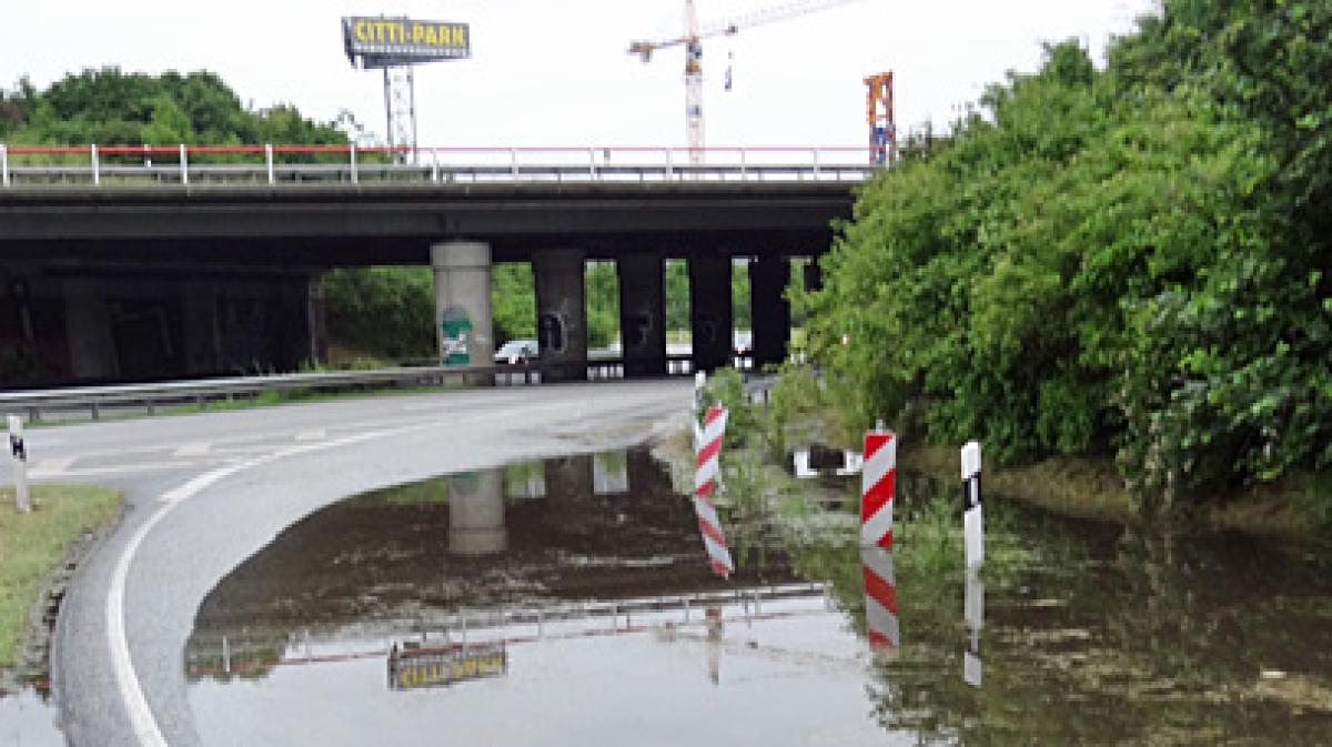 Regen: Mit Blaulicht auf dem Auto über gesperrte Brücke - Anzeige