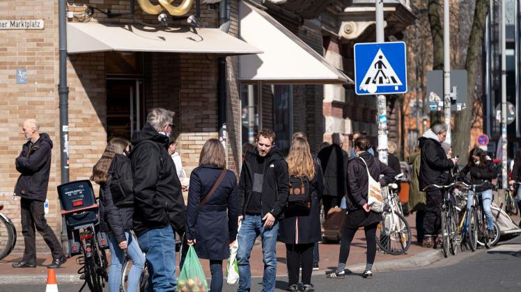 Auch um zu verhindern, dass wie hier, viele Menschen gleichzeitig Einkaufen, dürfen Läden in Schleswig-Holstein am Sonntag öffnen. 
