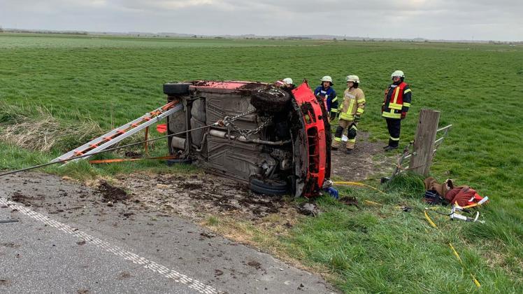 Schwerer Unfall: Auto überschlägt Sich, Fahrer Eingeklemmt | SHZ