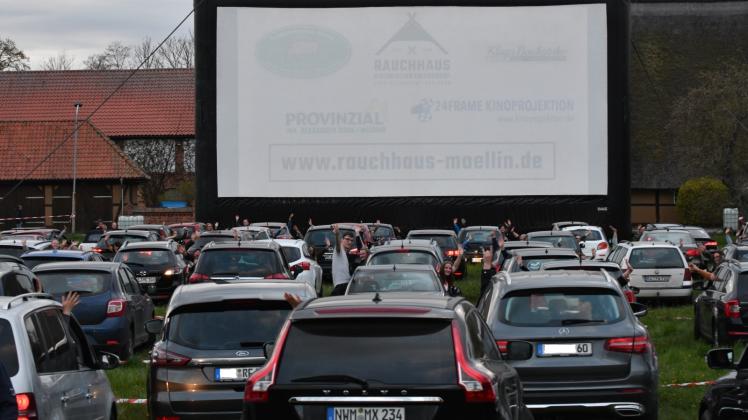 Fast 200 Fahrzeuge und somit 400 Gäste kamen zum ersten Autokino nach Möllin.  Fotos: Maik Freitag 