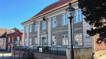 Am Markt 1 befindet sich das Volkskundemuseum Schönberg. Jahrzehntelang war es zuvor im ehemaligen Mädchenschulhaus. Dort hatte es am 8. März 1931 auch die Museums-Einweihungsfeier gegeben. Das Museum selbst ist noch älter und war 1903 als „Altertumsverein für das Fürstentum Ratzeburg“ gegründet worden.