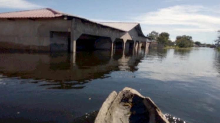 Die Straßen und Häuser in Malemba Nkulu im Kongo stehen unter Wasser. 