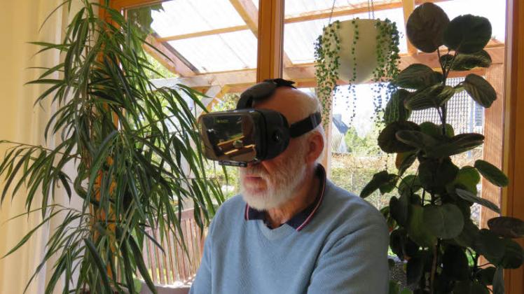 Völlig losgelöst von räumlichen Beschränkungen: Dank der Virtual-Reality-Brille kann Reinhard Schmidt, Leiter der VHS Sörup, über die Plaza de Cibeles in Madrid spazieren – und das ohne sein Wohnzimmer zu verlassen. Die VHS Sörup will zehn solcher Brillen im Rahmen eines Spanisch-Kurses im Herbst nutzen. Auch Podcasts und die Einführung in die Nutzung der vhs.cloud sind Schritte auf dem Weg in eine digitalisierte VHS-Zukunft. 