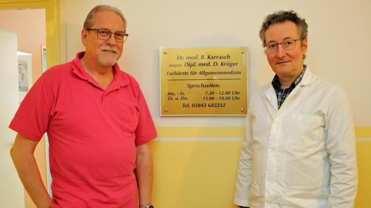 Praxis in der Güstrower Mühlenstraße erfolgreich übergeben: Dietmar Kröger (l.) arbeitet nun in der Praxis von Dr. Bertram Karrasch mit. 